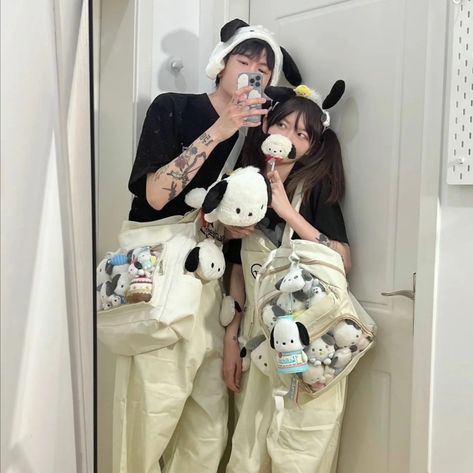 Matching Couple Outfits Fall, Couple Outfits Fall, Sanrio Outfits, Boy And Girl Friendship, Anak Haiwan, Couple Matching Outfits, Outfit References, 90s Inspired Outfits, Girl Friendship