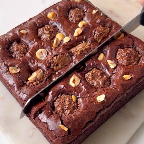 Ferrero Rocher Brownies Ferrero Rocher Brownies, 2 Ingredient Pizza Dough, Milk Chocolate Cake, Roasted Hazelnuts, Christmas Brownies, Thanksgiving Food Desserts, How To Roast Hazelnuts, Butter Oil, Baking Tray