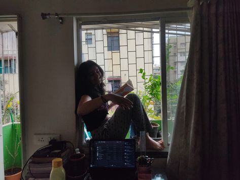 books, girl reading, music, reading core Sitting On Window Sill Aesthetic, Sitting On Window Sill, Sitting By Window, Cozy Library, Comfort Place, Self Portrait Poses, Person Sitting, Grunge Photography, 2024 Vision