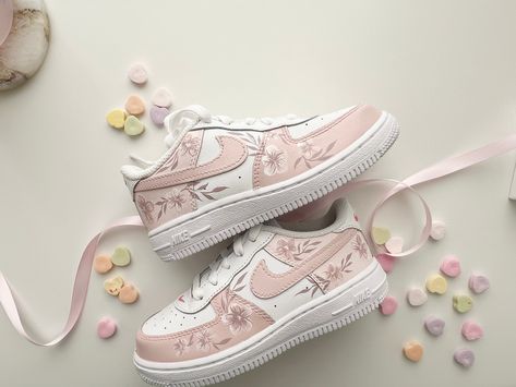 Painted Af1, Cute Converse Shoes, Nike Shoes Women Fashion, Painted Shoes Diy, Painted Nikes, Diy Sneakers, Nike Fashion Shoes, Preppy Shoes, Pretty Shoes Sneakers