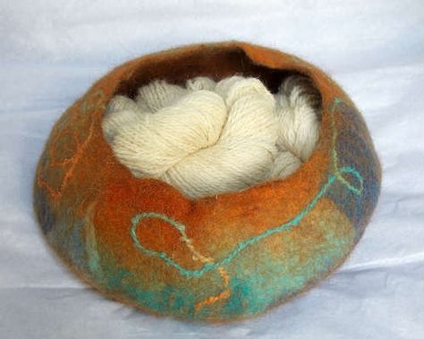 Resist Felting - Part 5 Felting Techniques | FiberArtsy.com Felt Bowl, Felted Bowl, Felted Vessels, Wet Felting Tutorial, Felting Tutorial, Felting Techniques, Hantverk Diy, Felted Bowls, Felt Yarn