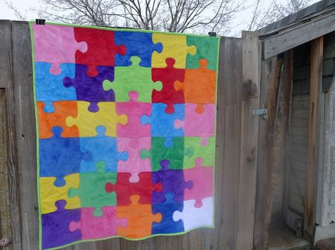 This puzzle quilt isn't nearly as hard to make as you might think.  It's all just a bunch of squares with the "knobbies" as I call them ap... Puzzle Quilt Pattern Free, Quilt Patterns Easy Squares, Puzzle Quilt Pattern, Crocheted Throws, Scrap Blocks, Friendship Quilt, Puzzle Quilt, Dresden Quilt, I Spy Quilt