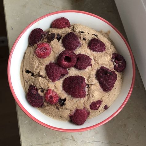 baked oats with raspberries and dark chocolate core (icyymeals on twt) Yogurt Bowls, Oatmeal Yogurt, Oatmeal Porridge, Yogurt Bowl, Baked Oats, Sweet Snacks Recipes, Breakfast Snacks, Food Inspo, Healthy Sweets