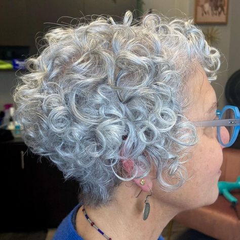 Short Curly Crochet Hair, Short Permed Hair, Short Curly Hairstyles For Women, Grey Hair Over 50, Curly Pixie Hairstyles, Short Curly Pixie, Grey Curly Hair, Over 60 Hairstyles, Beautiful Gray Hair