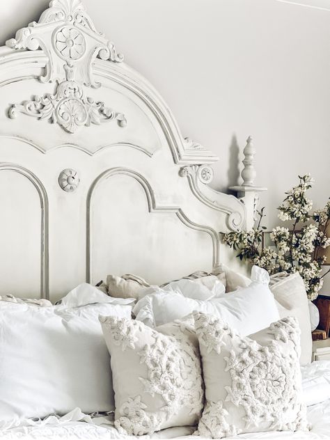 French Vintage Friday - simple spring decor for my bedroom - LeCultivateur French Country Bedding Set, Vintage French Interior, Fall Themed Bedroom, Country French Bedroom, Simple Spring Decor, Vintage White Bedroom, Themed Bedroom Ideas, Farmhouse Headboard, Shabby Chic Decor Bedroom