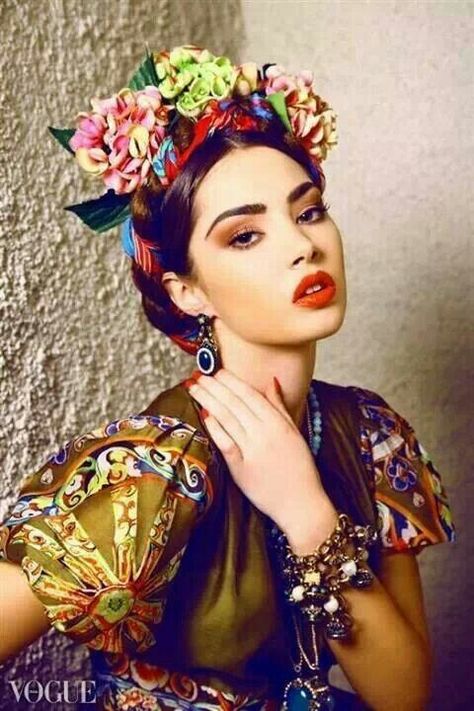 Beautiful Mexican lady ..... Skin Firming Lotion, Mode Ab 50, Firming Lotion, Woman With Flowers, Mexican Fashion, Flowers In Her Hair, Mexican Dresses, Mexican Culture, Mexican Style