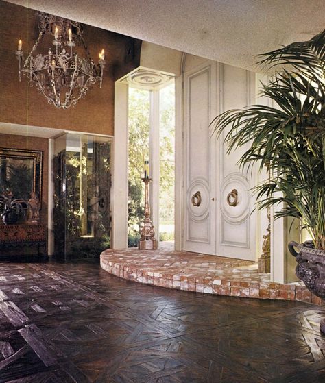 Elvis's LA house Old Hollywood Homes, 17th Century House, Vintage Interior Decor, La House, Luxury Mansions Interior, Hollywood Homes, Spanish Style Homes, Vintage Los Angeles, Design Exterior