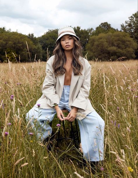 Streetwear Photoshoot Outside, Fashion Shoot In Nature, Natural Fashion Photography, Clothing Photography Model, Outdoor Fashion Photoshoot Ideas, Fashion Photography In Nature, Photography Outfits For Women, Outdoor Clothing Photoshoot, 2024 Photography Trends