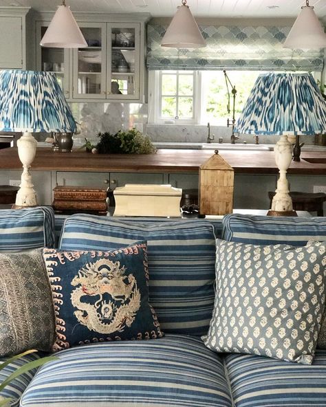 Meredith Ellis (@meredithellis) • Instagram photos and videos Meredith Ellis, Home Decor Ideas Indian, Home Remodeling Exterior, Navy Living Rooms, Sitting Table, Timeless Interior, Classic Interiors, Bedroom Images, Home Remodel