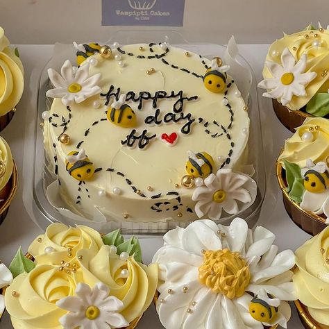 Wampipti Cakes Dgte by D&B 🇵🇭 en Instagram: “Sunflower and Daisies 🌻🤍 #bentocake #bentocakesph #floralcake #floralcupcakes #cakedesign #minimalistcakesph #minicakesph #cakesbydnb” Sunflower Mini Cake, Sunflower Cookie Cake, Sunflower And Bee Dessert Table, Sunflower And Bee Cupcakes, Bee And Flower Birthday Cake, Spring Cake Designs, Food Photography Cake, Bee Birthday Cake, One Piece Birthdays