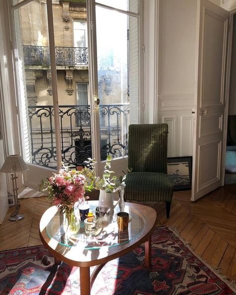 French Home Decor Parisian Apartment, French Style Interior Design, Parisian Living Room, Parisian Apartment Decor, French Style Interior, French Living Rooms, Parisian Decor, Parisian Interior, French Interior Design