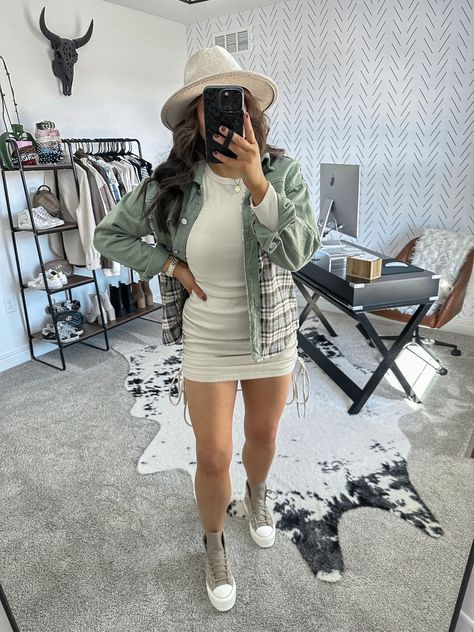 Suede Converse Outfit, Ruched Bodycon Dress Outfit, Dress With Converse Outfit, Ruched Dress Outfit, Sneakers And Dress Outfit, Mummy Makeover, Casual Date Outfit Summer, Sneakers And Dress, Shacket Outfit Women