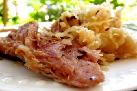 Crock Pot Country-Style Ribs and Sauerkraut. Photo by gailanng Crock Pot Country Ribs, Ribs And Sauerkraut, Sauerkraut Recipe, Country Style Pork Ribs, Country Style Ribs, How To Cook Ribs, Betty Crocker Recipes, Sauerkraut Recipes, Paleo Crockpot