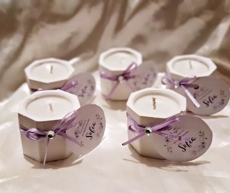 💜🤍💜🤍💜🤍 #souvenirs #celebridades #cumpleaños #matrimonio #bautizó #primeracomunión #fiestadequinceaños #diadelamadre #puentealto #puentealtoimpulsa #círios #canastas Candles With Flowers, Diy Candles With Flowers, Diy Candles, Candles