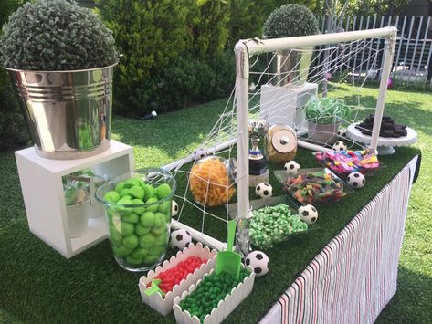 Soccer Candy Table Ideas, Soccer Snacks, 12th Birthday Party Ideas, Soccer Party Decorations, Soccer Banquet, Football Theme Birthday, Soccer Birthday Parties, Green Event, Simple Birthday Decorations