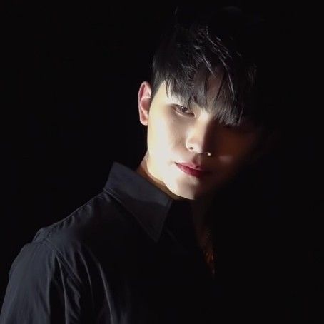 woozi seventeen Woozi Black Hair, Dazed Photoshoot, Icon Black Background, Woozi Icon, Woozi Seventeen, Seventeen Icons, Svt Icons, Seventeen Aesthetic, Lover Era