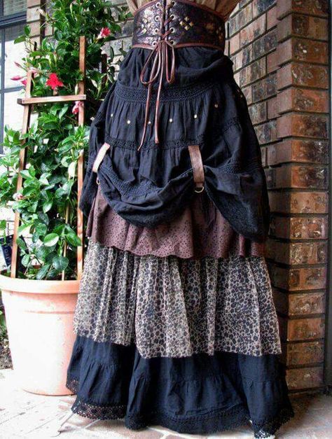 Love the skirt layers Basic Halloween Costumes, Female Pirate Costume, Mode Steampunk, Steampunk Pirate, Fest Outfits, Estilo Hippy, Mode Boho, Gothic Clothing, Victorian Steampunk