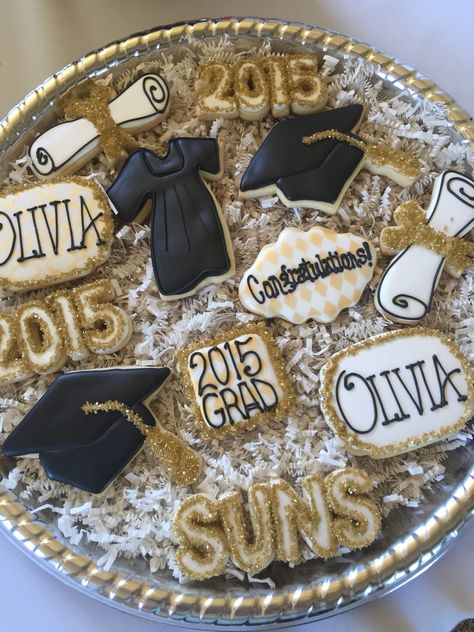 Black white and gold graduation cookies. Black Gold And White Graduation Party, Graduation Cookie Cake Ideas, Black And Gold Cookies Birthday Parties, Black And Gold Graduation Cake, Black And Gold Graduation Cookies, White And Gold Graduation Party, Graduation Cookies Decorated, Graduation Black And Gold, Black And Gold Graduation Party