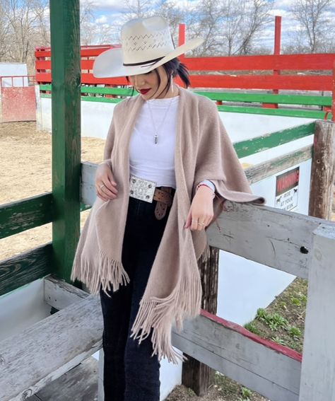 Winter Western Outfits, Takuachita Outfits, Takuache Girl Outfits, Western Chic Fashion, Country Chic Outfits, Foto Cowgirl, Outfit Country, Cute Cowgirl Outfits, Cowgirl Style Outfits