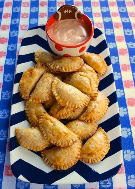 Buffalo Chicken Empanadas - buffalo chicken and cheddar baked in pie crusts - dip in some spicy ranch! These are SOOOO good!! They were the first thing to go at the party. Everyone raved about them!! Buffalo Chicken Empanadas, Football Friday, Chicken Empanadas, Football Snacks, Plain Chicken, Chicken Dips, Football Food, Snacks Für Party, Game Day Food