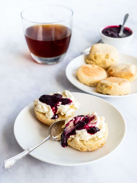 Keto Scones Keto Scones Recipe, Keto Scones, Keto Pastry, Keto Flour, Keto Bread Recipe, Keto Eating, Pan Sin Gluten, Keto Biscuits, Scones Recipe