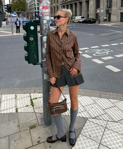 Linda.sza on IG, styling tall grey socks and ballet flats, styling a pinstriped shirt, sexy business outfit, pleated skirt outfit #coolgirl #itgirl Linda Sza, Brown Skirt Outfit, Outfits With Striped Shirts, Pleated Skirt Outfit, Skirt Outfits Fall, Estilo Indie, Skandinavian Fashion, Europe Outfits, Chique Outfits