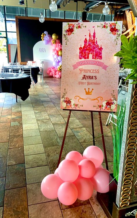 #firstbirthday #firstbirthdayparty #firstbirthdayideas #welcomesign #princess #disneyprincess #balloons #pink Disney Princess Welcome Sign, 1st Birthday Girl Princess Theme, Princess Table Decorations, Diy Princess Party, Belle Birthday Party, Princess Birthday Decorations, Prince Theme, Princess Birthday Party Decorations, Belle Birthday