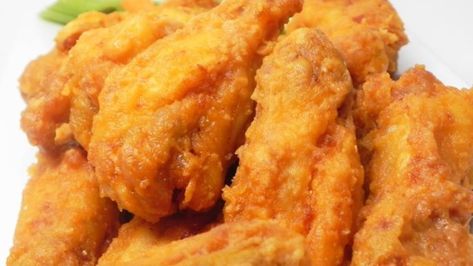 Easy Restaurant-Style Buffalo Chicken Wings Buffalo Chicken Wings Recipe, Deep Fried Chicken Wings, Deep Fried Chicken, Hot Wing Recipe, Spicy Appetizers, Poultry Dishes, Savory Foods, Buffalo Chicken Wings, Chicken Wings Recipe