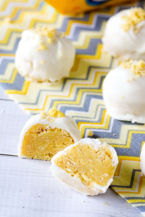 Lemon Oreo Truffles Recipe - Zesty and sweet Lemon Oreo Truffles covered in creamy white chocolate are a super easy dessert recipe that's no bake and a guaranteed hit! Easy no bake dessert recipe. Oreo truffles are the best! Lemon Oreo Truffles, Lemon Oreos, Lemon Oreo, Super Easy Dessert, Oreo Torte, Oreo Balls Recipe, Nutella Muffin, Oreo Cake Pops, Truffle Recipes