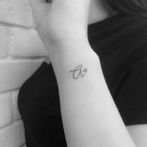 Tatuaje: Inicial con corazón por Risha Tatto - Tatuajes para Mujeres Handwriting Tattoos, P Tattoo, Tiny Wrist Tattoos, Small Forearm Tattoos, Omerta Tattoo, Petite Tattoos, Delicate Tattoo, Initial Tattoo, Classy Tattoos