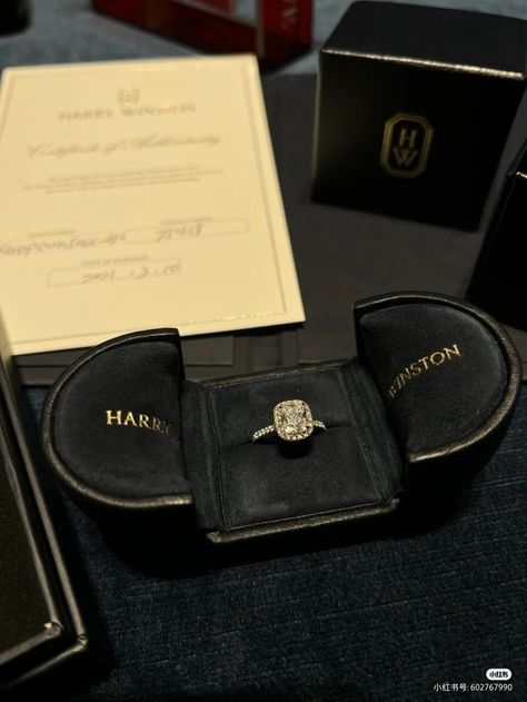 Crew Kensington, Harry Winston Ring, Oval Cut Diamond Rings, نباتات منزلية, Parisian Lifestyle, Wedding Money, Future Engagement Rings, Cream Wedding, June Wedding