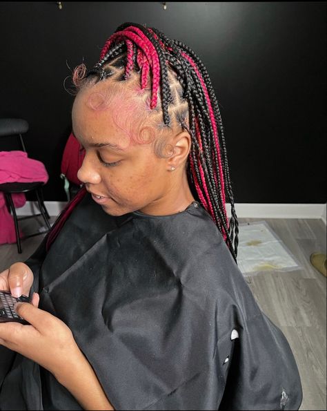 Red Peek A Boo Knotless Braids, Pink And Black Small Knotless Braids, Small Knotless With Color, Knotless Box Braids Pink, Knotless With Color, Colored Knotless Braids For Black Women, Small Knotless Box Braids, Small Box Braids Hairstyles, Small Knotless Braids