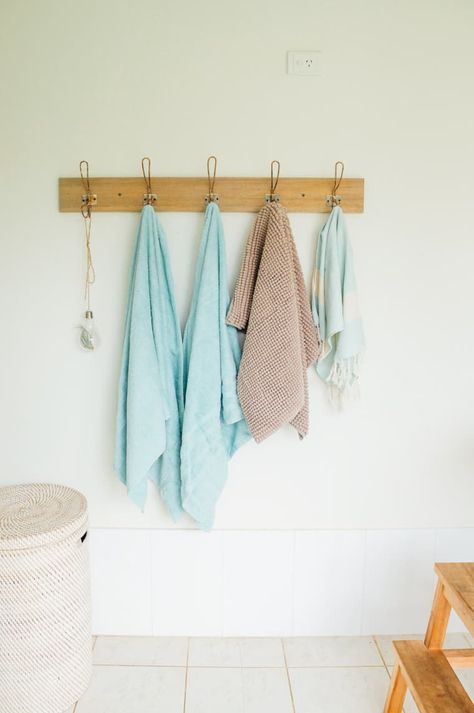 5 Ways You’re Ruining Your Towels Without Realizing It | Apartment Therapy Wet Towel Hanging Ideas, Towel Hanging Ideas Bathroom, Towel Hanging Ideas, Hang Towels In Bathroom, Bath Towel Hooks, Cleaning Inspiration, Bathroom Hacks, Wet Towel, Bathroom Towel Bar