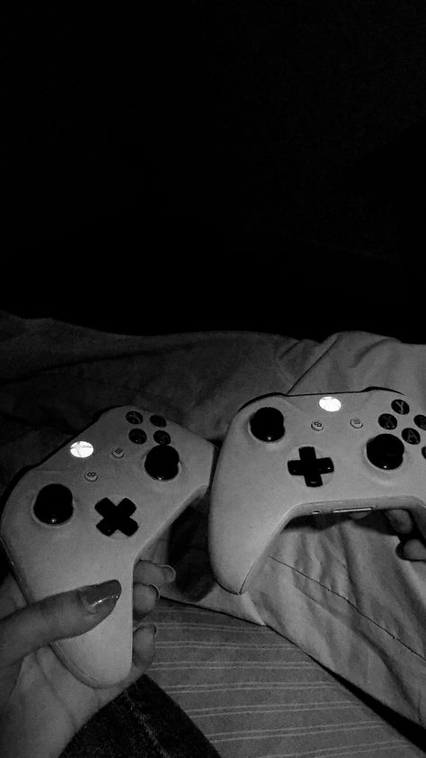 Xbox Gamer Pics Aesthetic, Gaming Pose, Couples Playing Video Games, Gaming Couple, Kandi Steiner, Selfie Tips, Apple Gift Card, Gamer Pics, Couples Play