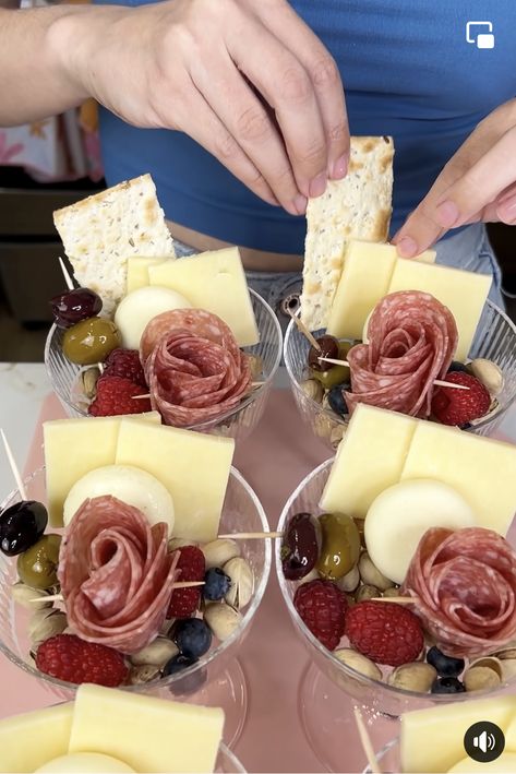 Individual Charcuterie, Camping Lunch, Wine Snacks, Graduation Party Foods, Edible Creations, Fruit And Vegetable Carving, Charcuterie Recipes, Video X, Baked Dessert Recipes