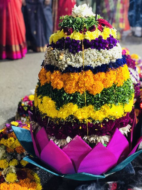 Batukamma Decoration, Bathukamma Decoration Ideas, Bhathukamma Festival, Red Blouse Design, Simple Art Designs, Pooja Decor, Home Flower Decor, Photo Album Design, Flower Decorations Diy