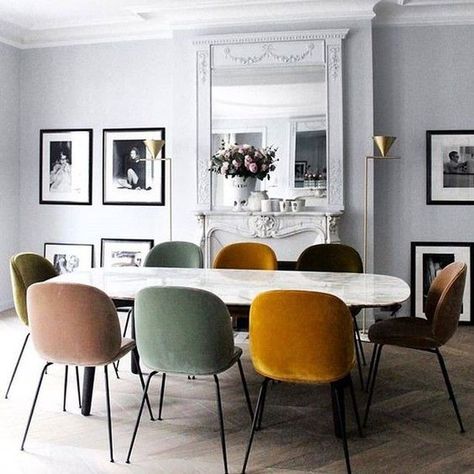 Time to gather ‘round the table. Beetle chairs in delicious shades of velvety pink, green and gold. Design by @lappartementparisien. Chic Dining Room, Dining Room Blue, Dining Room Colors, Dining Room Inspiration, Modern Dining Room, Color Wheel, Dining Room Design, Design Case, Room Table