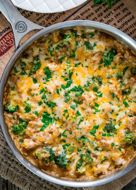 One Pot Cheesy Chicken Broccoli and Rice Casserole - it's cheesy, it's comforting and it's made in one pot. It's dinner! Fall Casseroles, Broccoli Recipes Casserole, Chicken Broccoli Rice Casserole, Chicken Broccoli Rice, Broccoli Rice Casserole, Jo Cooks, Cheesy Chicken Broccoli, Tandoori Masala, Chicken And Broccoli