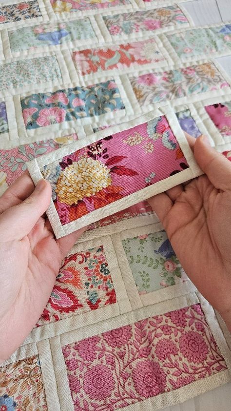 🌺ℝ𝕒𝕔𝕙𝕖𝕝 🌺 | Quilt as you go can be so useful if you want some portable, hand-held, but also if you don't have room to baste your quilts. templates… | Instagram Pink Scrappy Quilts, Quilt As You Go Quilts, Quilt As You Go Blocks, Quilt As You Go Hexagons, Basic Quilt Patterns, Pastel Quilts, Scrap Quilts Ideas, Brick Quilt, Easy Hand Quilting