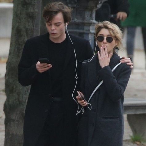 Charlie And Natalia, Natalia Dyer And Charlie Heaton, Charlie Heaton, Natalia Dyer, Stranger Things Actors, Couples Vibe, The Love Club, Ear Buds, Couple Aesthetic