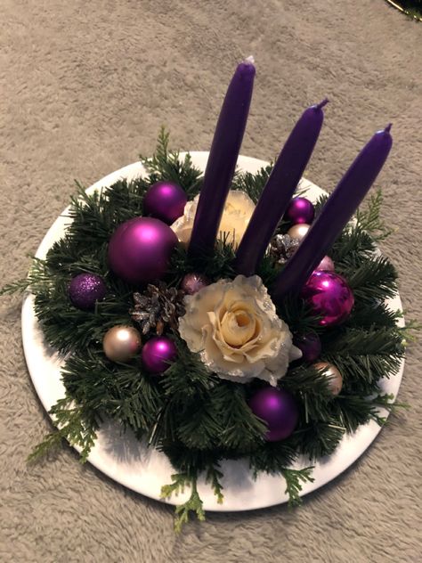 Purple Christmas Table Settings, White And Purple Christmas Decor, Christmas Decor Ideas Purple, Purple Christmas Centerpiece Ideas, Purple Christmas Centerpieces, Christmas Decor Purple, Centerpiece Purple, Purple Diy, Bathroom Christmas