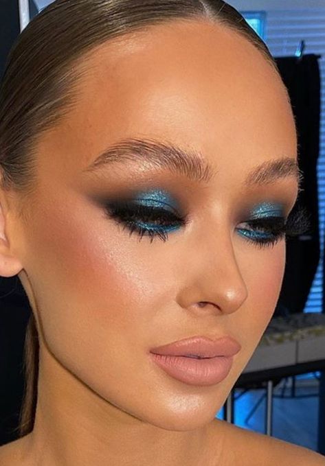 Sky Blue Makeup Look Indian, Jewel Tone Eye Makeup, Metallic Blue Eyeshadow, Dramatic Blue Eye Makeup, Smokey Blue Eye Makeup, Dark Blue Makeup Looks, Make Up Azul, Pop Of Color Eyeshadow, Colorful Smokey Eye