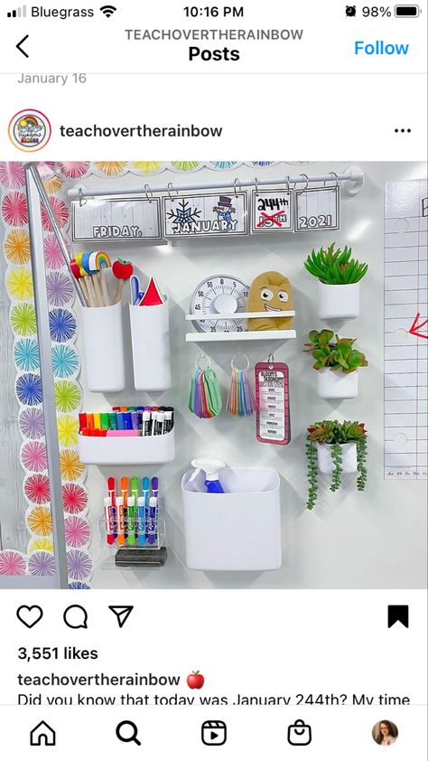 Common Board Ideas, Kindergarten White Board Set Up, Classroom Board Setup, White Board Set Up, Front Board In Classroom, Elementary Whiteboard Organization, Classroom Whiteboard Ideas Organization, Whiteboard Set Up, School Whiteboard Organization