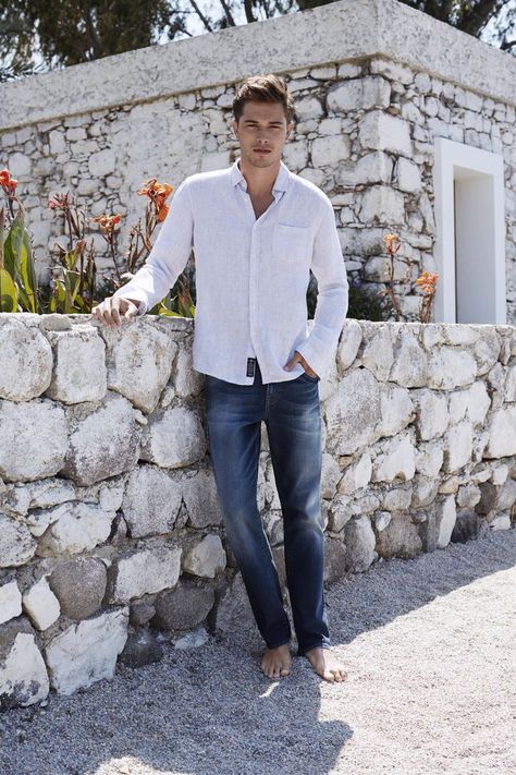 Men's Styles #gentlemanswardrobe Guys In White Shirt, Cleaning White Shirts, Shell Cottage, Girl Walking, Outfits Hombre, Rock Wall, Jeans For Men, Sharp Dressed Man, Mode Masculine