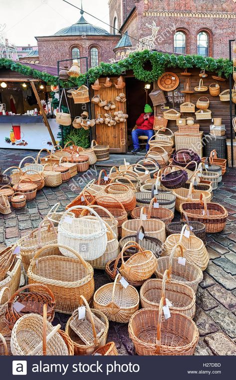 Little Italy New York, Interior Design Materials, Creative Business Ideas, Basket Weaver, Street Cat, House Interior Design Styles, Bolga Basket, Wooden Pipe, Willow Weaving