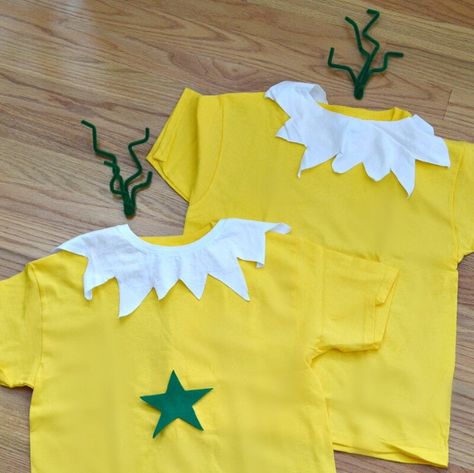 DIY Star-Bellied Sneetches Costume| Halloween costume alert! Celebrate Dr. Seuss by dressing as one of his iconic creations, the Star-Bellied Sneetch. Sneetches Costume, Dr Seuss Diy Costumes, Dr. Seuss Costumes, The Sneetches, Dr Seuss Costumes, Dr Seuss Crafts, Book Character Day, Book Costumes, Seuss Crafts