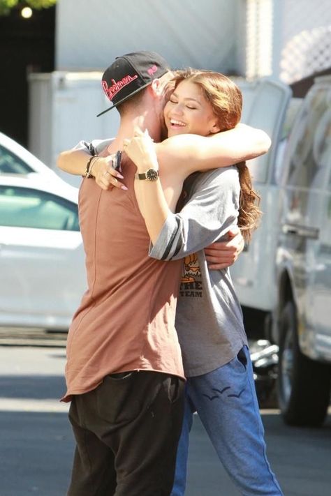 Zendaya boyfriend 💙 Zendaya And Val, Zendaya And Boyfriend, Val Chmerkovskiy, Me Photo, The Greatest Showman, Zendaya Coleman, Street Style Looks, Lady And Gentlemen, Looks Style