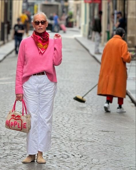 Linda Wright on Instagram: "You see this lady with the broom in her hand  clad in the orange coat…..you will see her either to the right or left of me on the following photos.   If you scroll to view the video….there she is  sweeping the street just behind me.  I don’t know who she is, but every time I go down this street, she is there with broom and dust pan in hand.   I have tried to speak with her a couple of times,  but she is not wanting to strike up a conversation. I can tell my attempts only serve to irritate her. So, I shy away as well.  I did learn today…..when I dared to ask her if I could bend to pick up a cup for her…..that she cleans this street 5 hours a day. She told me so.   She was not happy with my attempts at finding a cord of complicity. I think it best to stay away and Linda Wright Style, Linda Wright, Orange Coat, Minimalist Fashion Women, Over 60 Fashion, Orange Outfit, Dust Pan, 60 Fashion, Style Crush