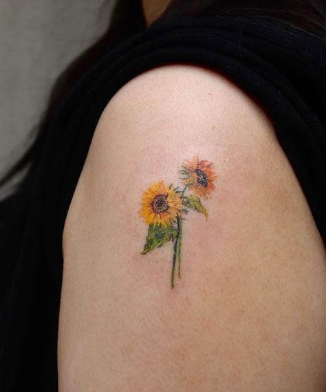 767 curtidas, 4 comentários - STUDIOBYSOL_eunyu (@eunyutattoo) no Instagram: “Van Gogh's Sunflowers . . . . . . . #eunyutattoo #studiobysol #sunflowertattoo #vangoghtattoo…” Van Gogh Tattoo, Small Tats, Van Gogh Sunflowers, Sunflower Tattoo, Mini Tattoos, Body Tattoos, Maple Leaf Tattoo, Van Gogh, Watercolor Tattoo