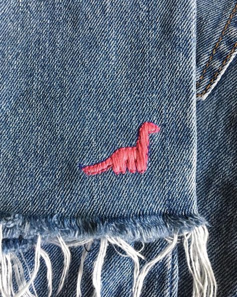 Jean Embroidery Ideas Pockets, Cute Small Embroidery, Butterfly Embroidery Designs, Converse Embroidery, Embroidery Jeans Diy, Embroidery Shirts, Clothes Embroidery Diy, Pola Sulam, Hand Embroidery Projects